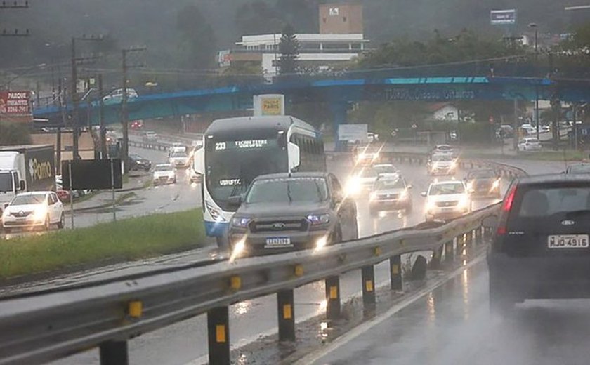 Acidente entre caminhões na Castello Branco interdita rodovia; congestionamento chegou a 20 km