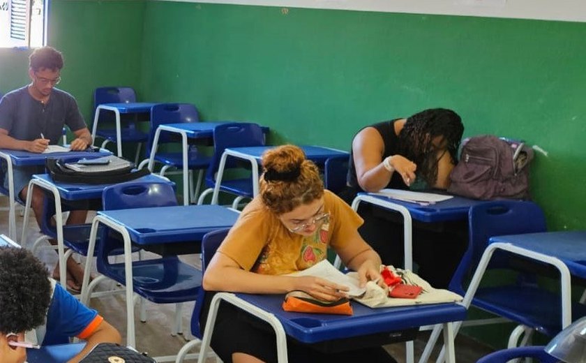 Curso de inglês ajuda massoterapeuta que atua na orla de Maceió a se comunicar com o público