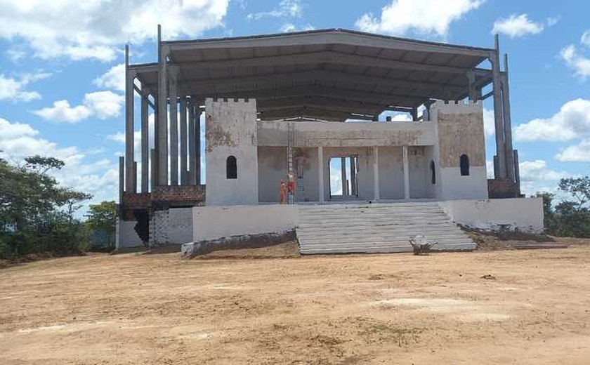 Prefeitura realiza mutirão de limpeza no acesso ao Morro Santo da Massaranduba