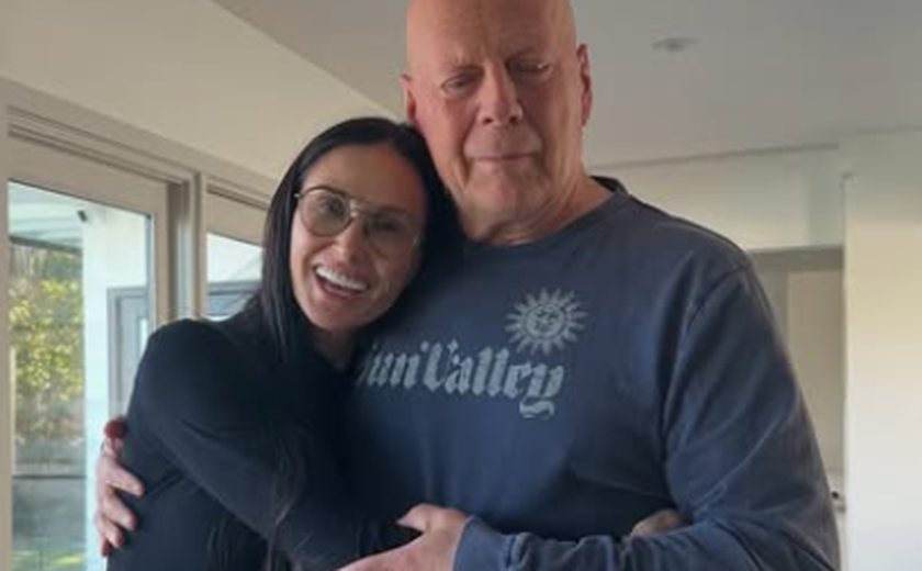 'Ao permanecer no presente, ainda há muito dele ali', reflete Demi Moore sobre Bruce Willis