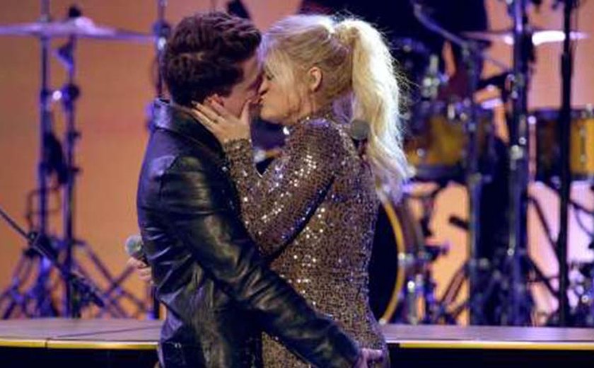 Meghan Trainor ganha beijo de Charlie Puth no palco do American Music Awards