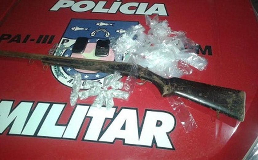 PM apreende arma de fogo e drogas em Branquinha