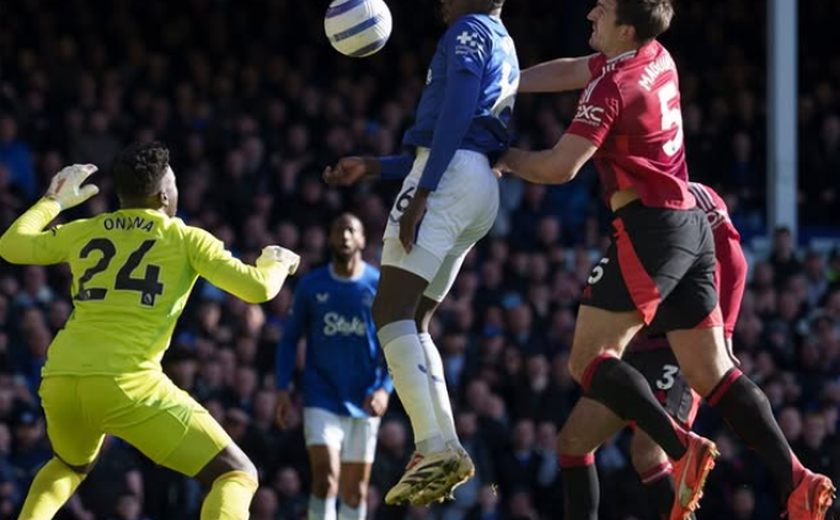 Manchester United reage e busca o empate contra o Everton, mas amplia jejum no Inglês