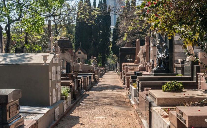 Tour desvenda história em meio a túmulos do cemitério da Consolação
