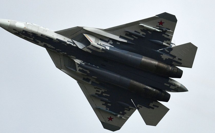 Rússia implementa em caça Su-57 sistema de IA que atuará como 2º piloto eletrônico, diz empresa