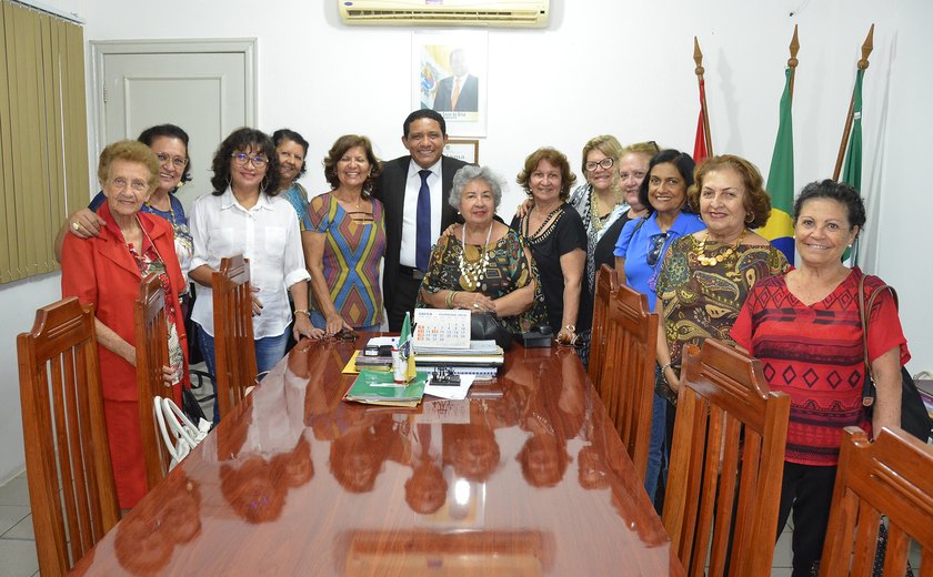 Grupo literário visita Palmeira dos Índios e o prefeito Júlio Cezar