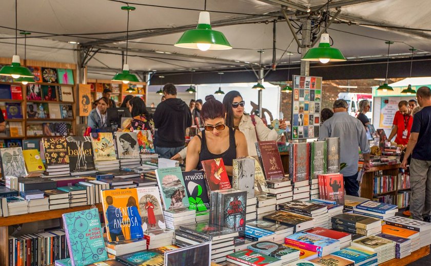 Com programação gratuita e ao ar livre, Feira do Livro agita SP