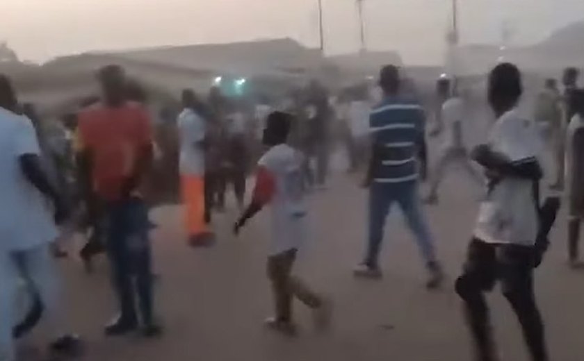 Tumulto após briga de torcida em jogo de futebol causa 56 mortes em Guiné