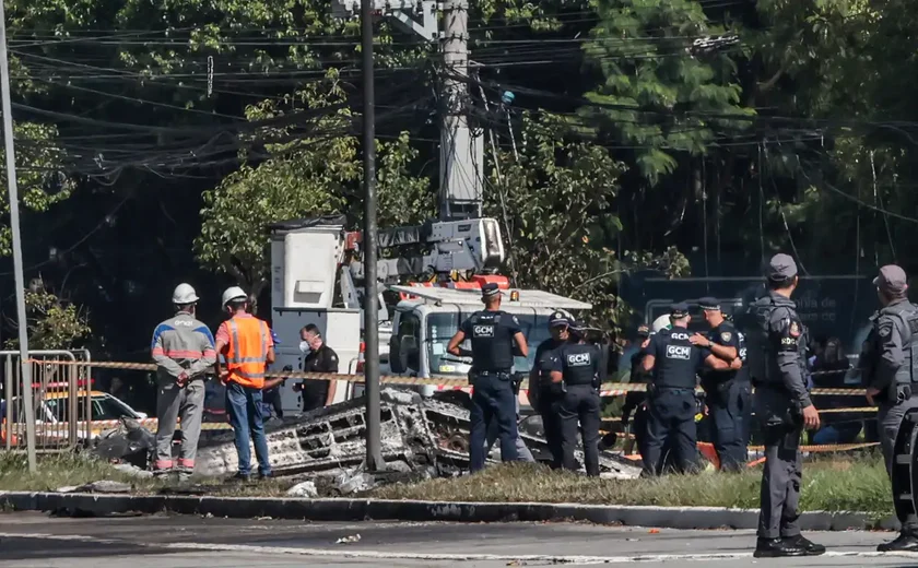 Motorista e cobradora de ônibus relembram queda de avião em SP: sai daqui, vai explodir