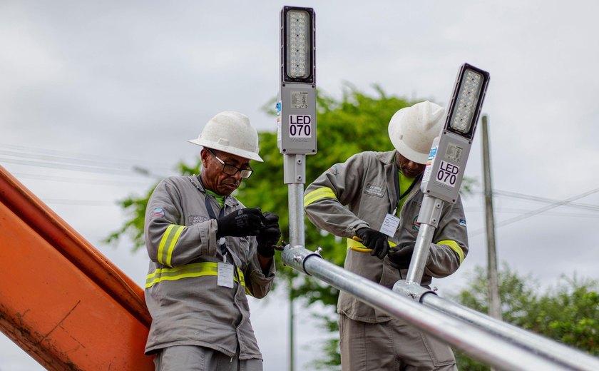 Avenidas, ruas e praças do bairro do Poço recebem 300 luminárias de LED