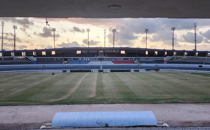 Governo de Alagoas inicia revitalização do gramado do Estádio Rei Pelé