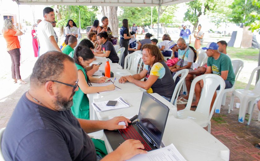 Alurb realiza ação com pessoas em situação de rua na Praça Sinimbu