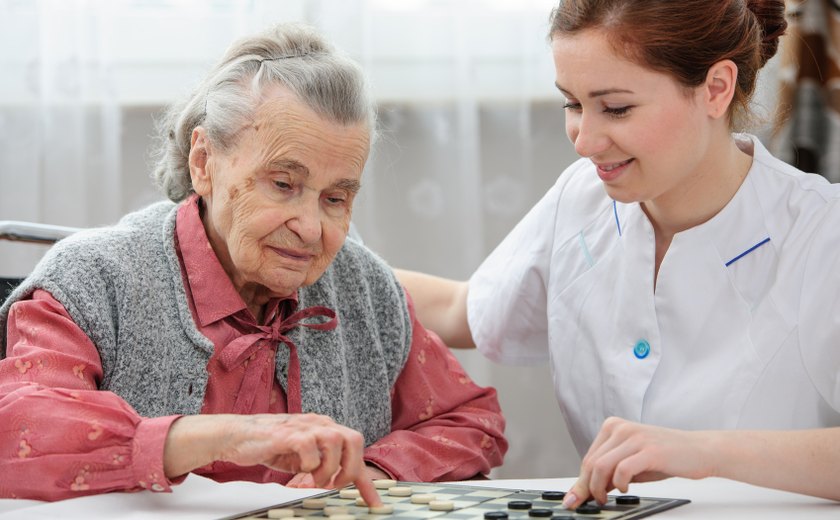 Cuidar de idosos é uma das profissões que mais cresce no Brasil