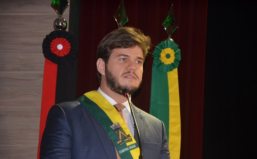 Prefeito de Campina Grande (PB) proíbe blocos nos principais bairros, reserva área para carnaval religioso, mas sofre pressão e revoga a medida