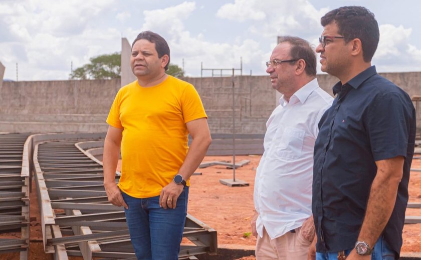 Prefeito Luciano constrói ginásio poliesportivo em Cangandu