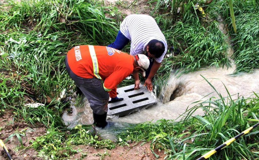 Prefeitura de Maceió alerta para riscos em remover tampa de bueiro