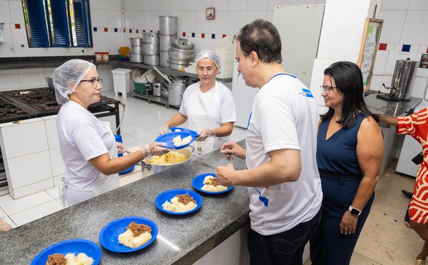 Em visita à escola Princesa Isabel, ministro da Educação destaca Programa Pé de Meia, inspirado no Cartão Escola 10, do Governo de Alagoas