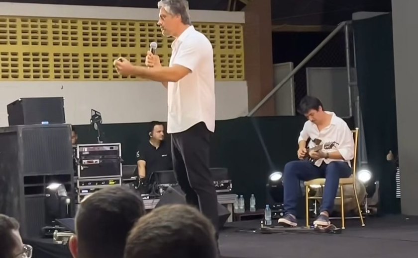 Cantor Léo Chaves faz palestra motivacional para profissionais de diversas áreas em Belo Monte