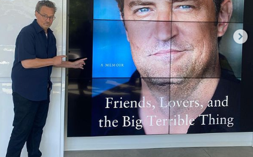 Matthew Perry é homenageado por mulher de Bruce Willis com post sobre amizade dos dois