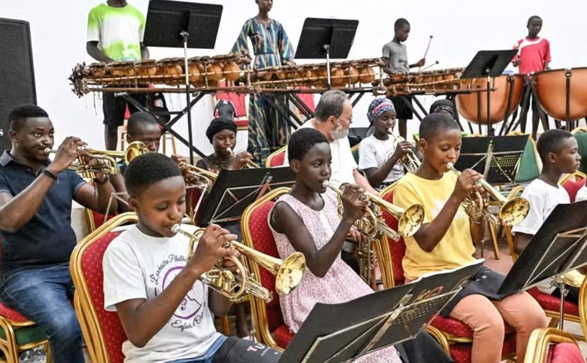 Orquestra sinfônica infantil vira esperança na vida de jovens na Costa do Marfim; conheça