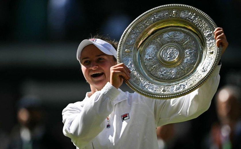 Krejcikova bate Paolini, conquista Wimbledon e repete feito de mentora