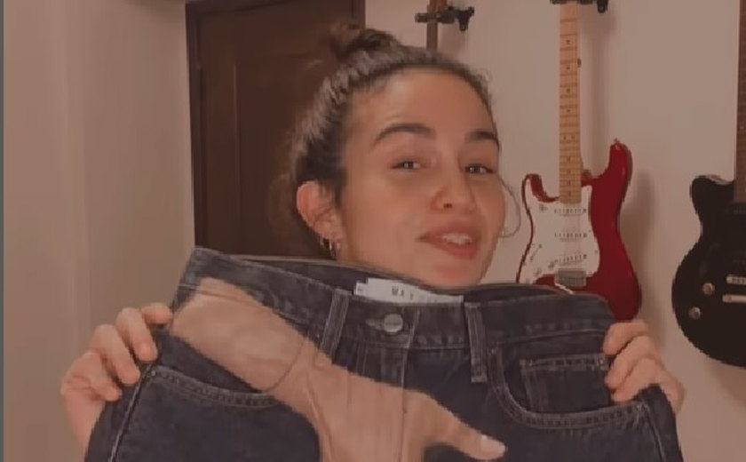 Nanda Costa leiloa calça estampada com 'mão boba' em prol do RS