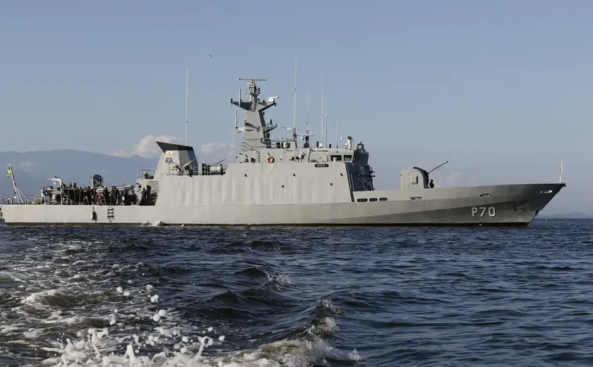 Combate naval com canhões de água ocorre no mar do Sul da China