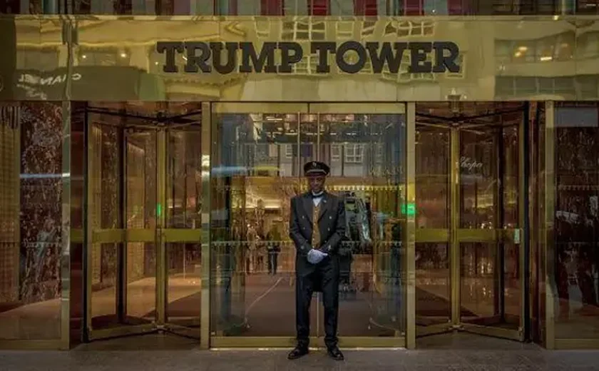 Apoiadores de Donald Trump passam a madrugada na porta da 'Trump Tower', em Nova York