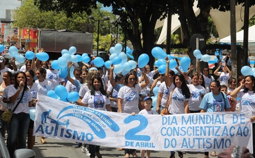 Arapiraca: Pais e crianças fazem caminhada pela conscientização do autismo
