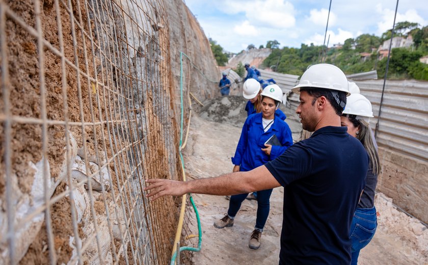 Vice-prefeito e secretário de Infraestrutura acompanha contenção de encostas