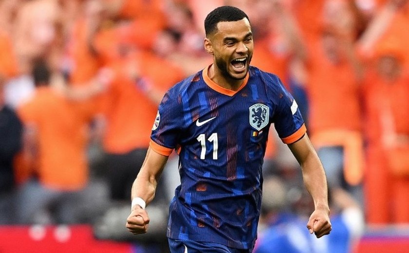 Holanda desperdiça chances, mas deslancha no fim e vai às quartas da Eurocopa