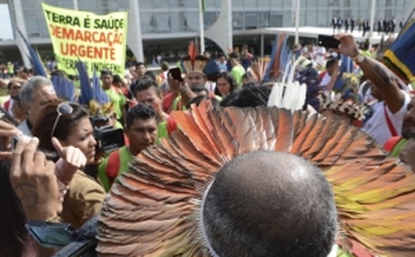 Indígenas fazem manifestação contra portaria da demarcação de terras