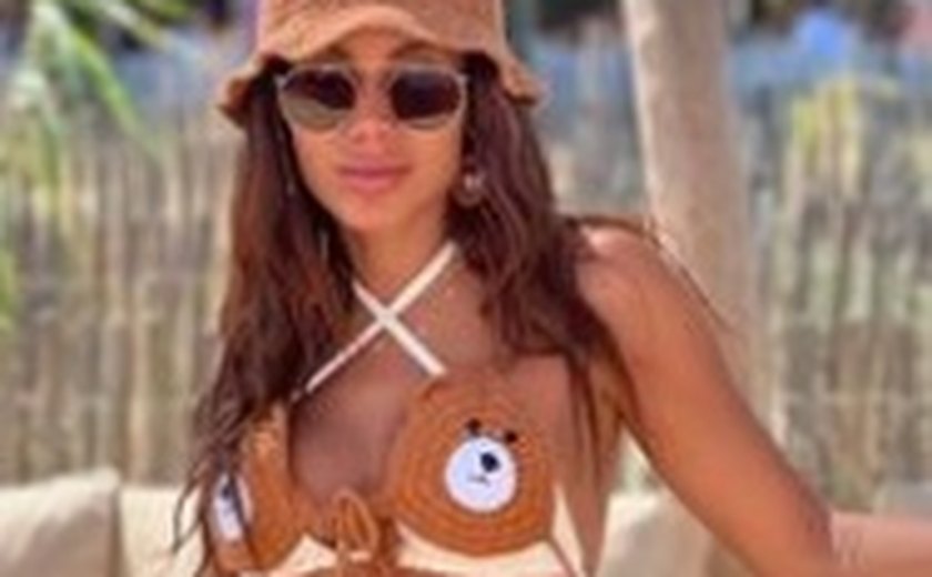 De biquíni de ursinho, Anitta faz dancinha com Marina Sena e Juliano Floss, curtindo o verão europeu