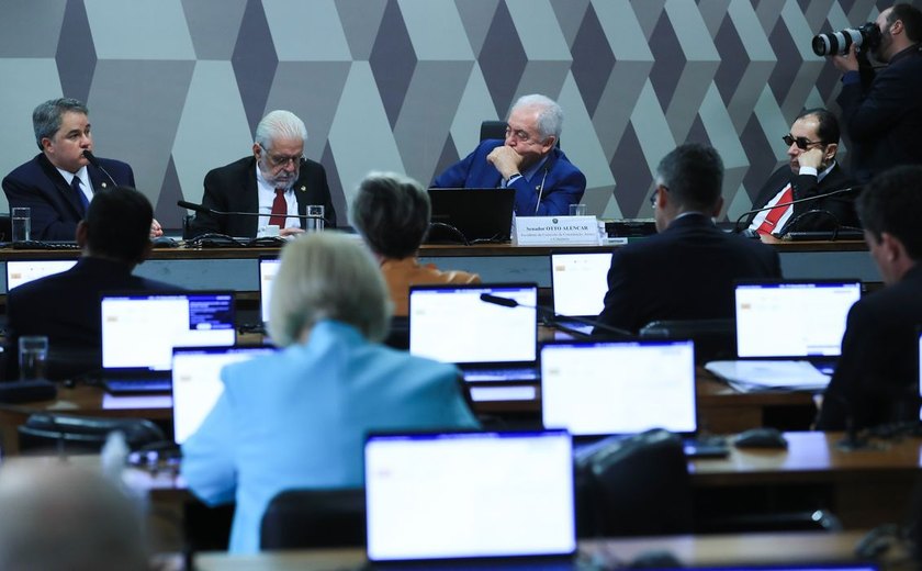 CCJ do Senado adia votação sobre fim da reeleição para presidente