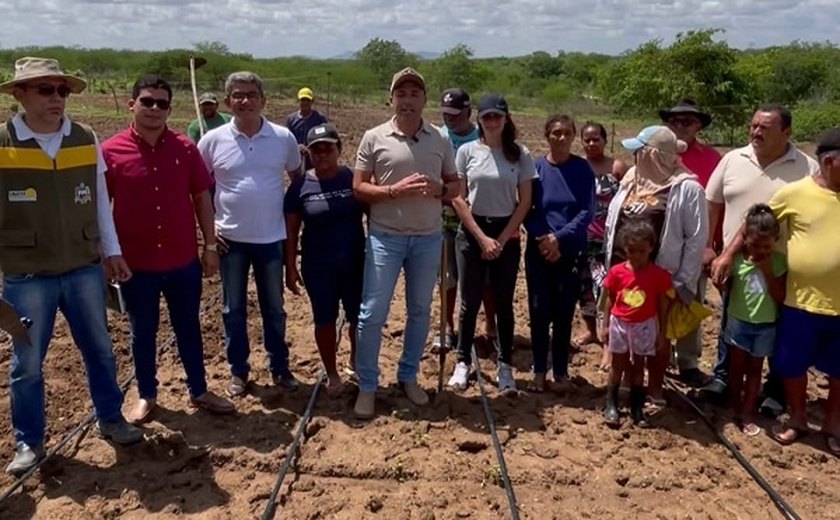 Prefeito Theobaldo Cintra visita projeto de irrigação executado em Major Izidoro