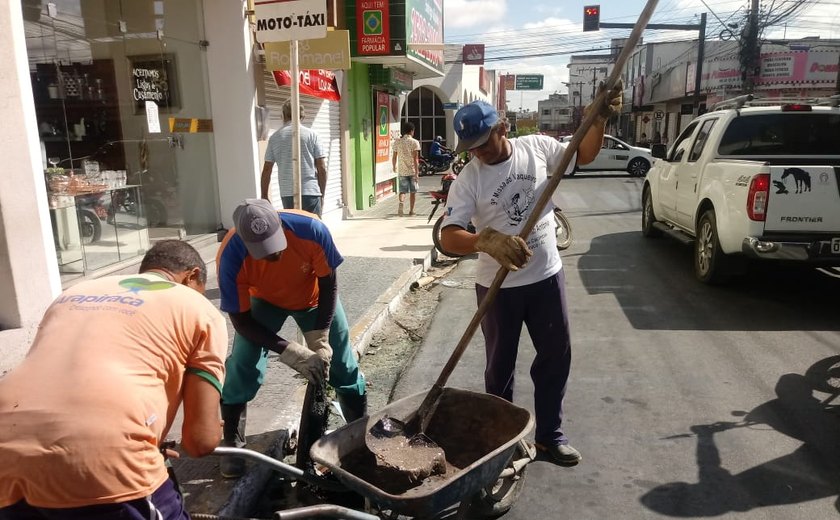 Prefeitura faz manutenção em bocas de lobo e mantém pavimentação em Arapiraca