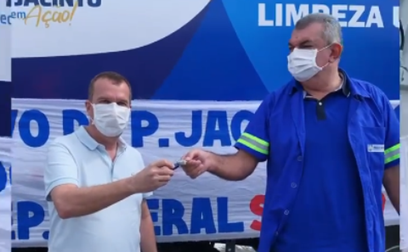 Deputado Sérgio Toledo entrega caminhão compactador em Paulo Jacinto