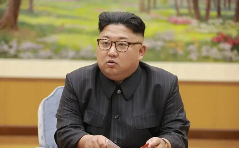 Líder norte-coreano supervisiona transferência de 250 lançadores de mísseis para fronteira