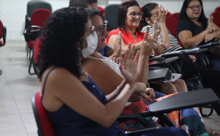 Servidores da Educação participam de aula prática do Curso de Libras