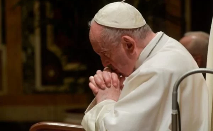 Papa Francisco diz ter assinado renúncia em caso de impedimento médico