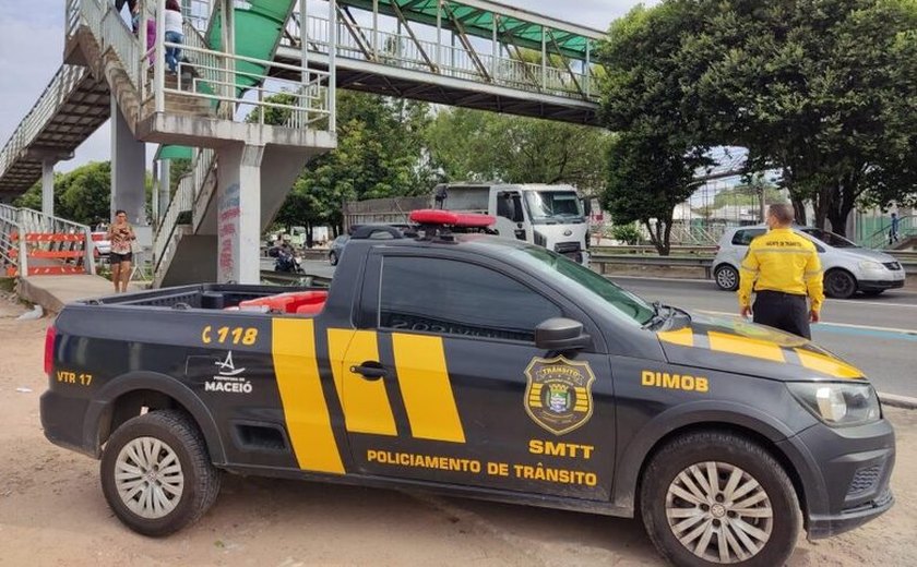SMTT orienta pedestres sobre travessia segura com a interdição na passarela do Canaã