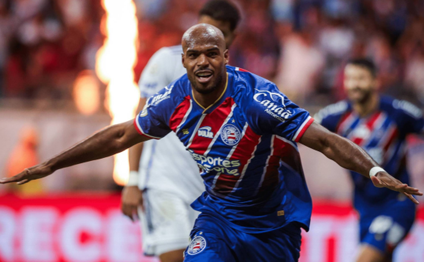 Bahia aproveita expulsão, vence o Cruzeiro de virada e segue 100% em casa no Brasileirão