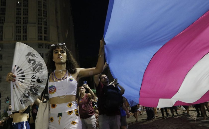 População trans se opõe à nova idade mínima para terapia hormonal
