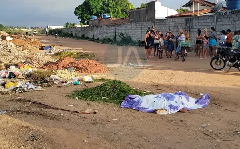 Corpo de jovem é encontrado em terreno baldio com marca de tiro na cabeça