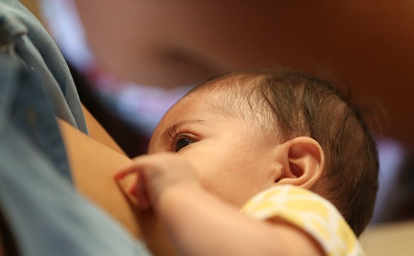 É possível continuar amamentando se o bebê tem alergia alimentar? Entenda