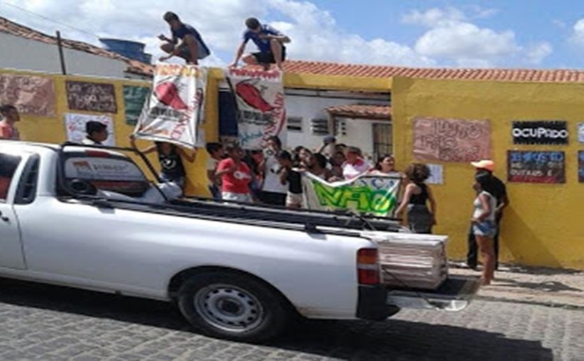 Estudantes cumprem decisão judicial e desocupam Escola Manoel Lúcio em Arapiraca