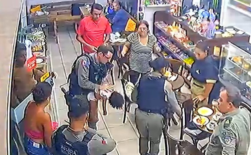 Policiais salvam bebê engasgada durante patrulha em Penedo; ação foi registrada por câmeras