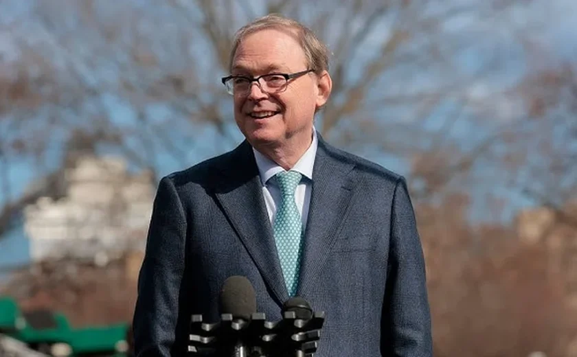 Hassett diz que EUA não irá interferir nas operações da Intel e que Fed está atrasado em cortes