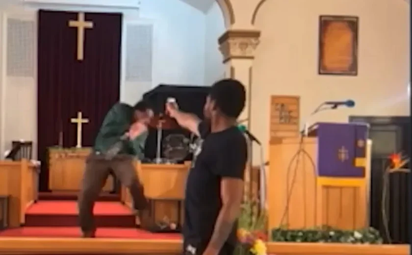 Ataque transmitido nas redes: Homem é preso após tentar matar pastor durante pregação nos EUA; vídeo