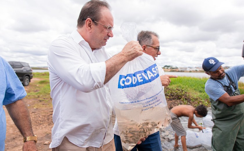 Prefeitura beneficia colônia de pescadores com peixamento no Lago da Perucaba
